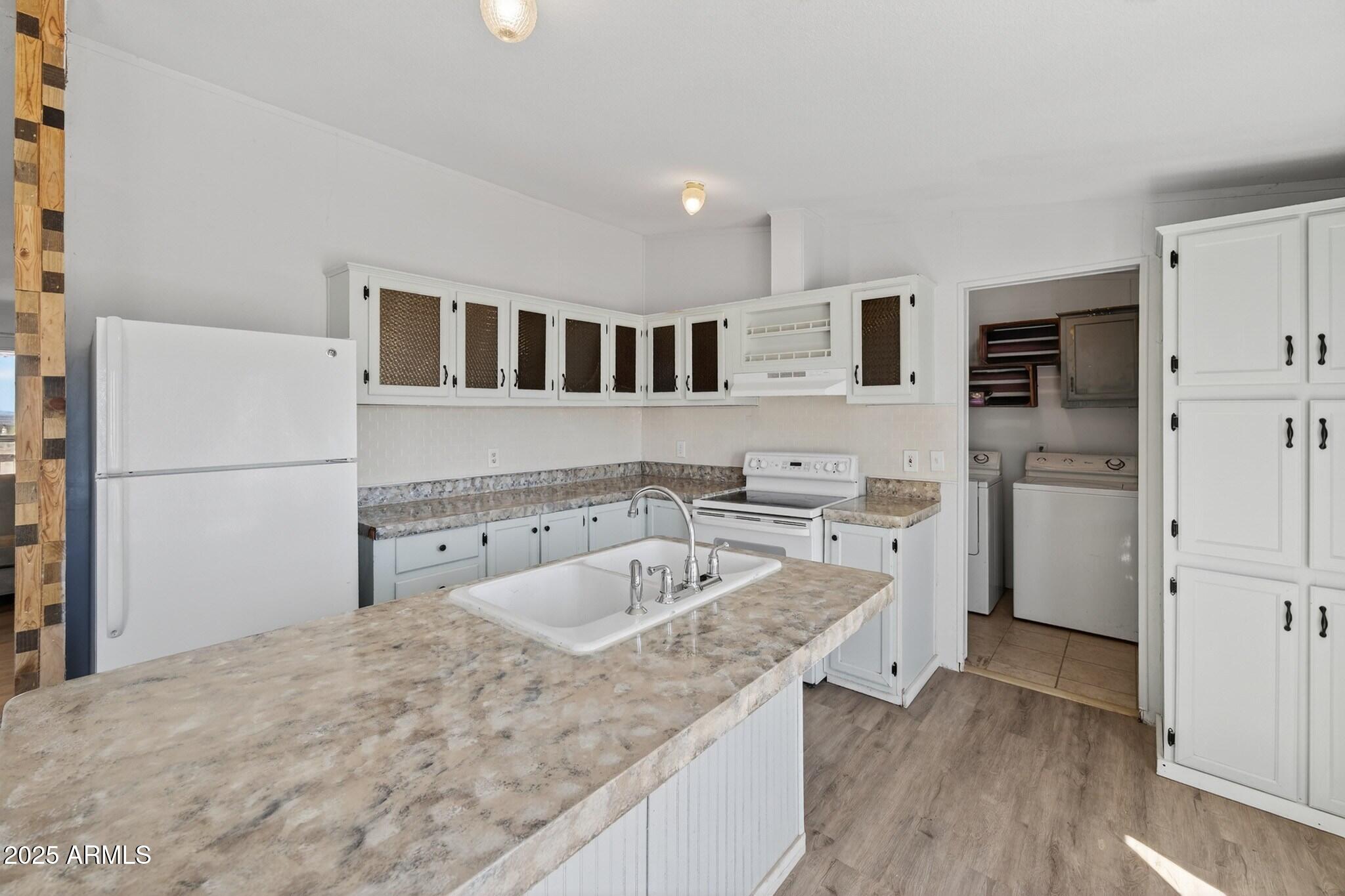 19532 South Lone Ranger Road Yucca, AZ 86438 - Photo 3 of 42 Interior (13)