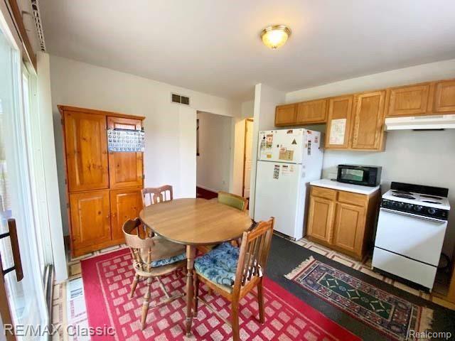 2800 Wixom Road Commerce Township, MI 48382 - Photo 14 of 38 Kitchen to the living room.jpg