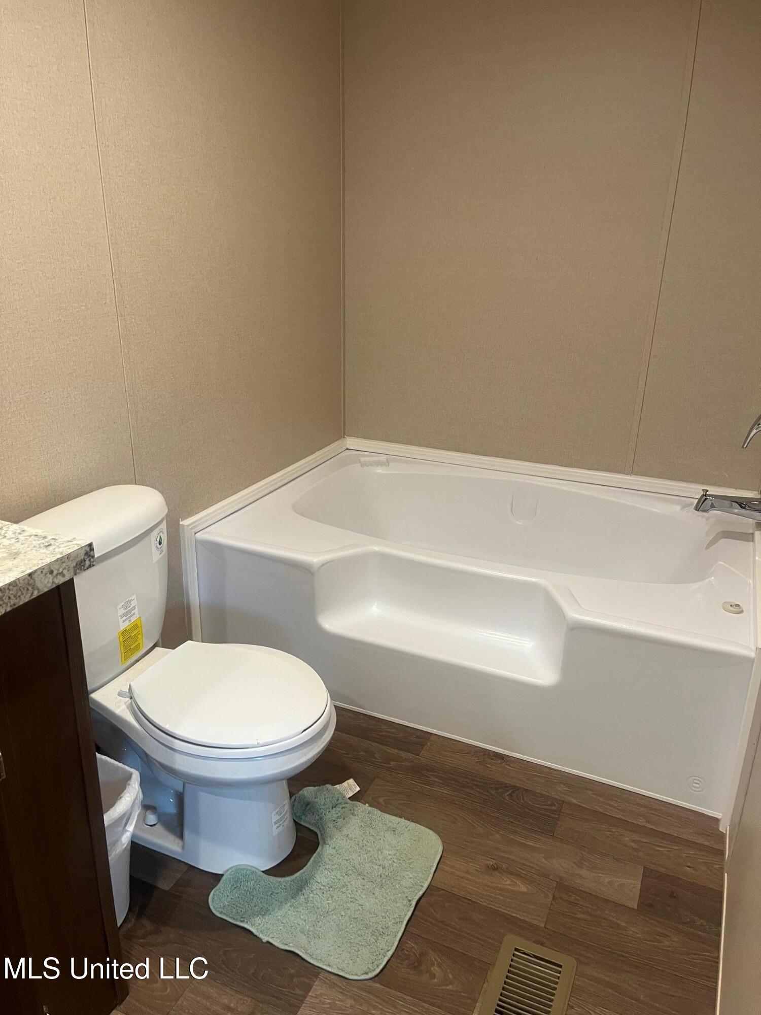 1725 McClyde Road Como, MS 38619 - Photo 11 of 15 master soaker tub