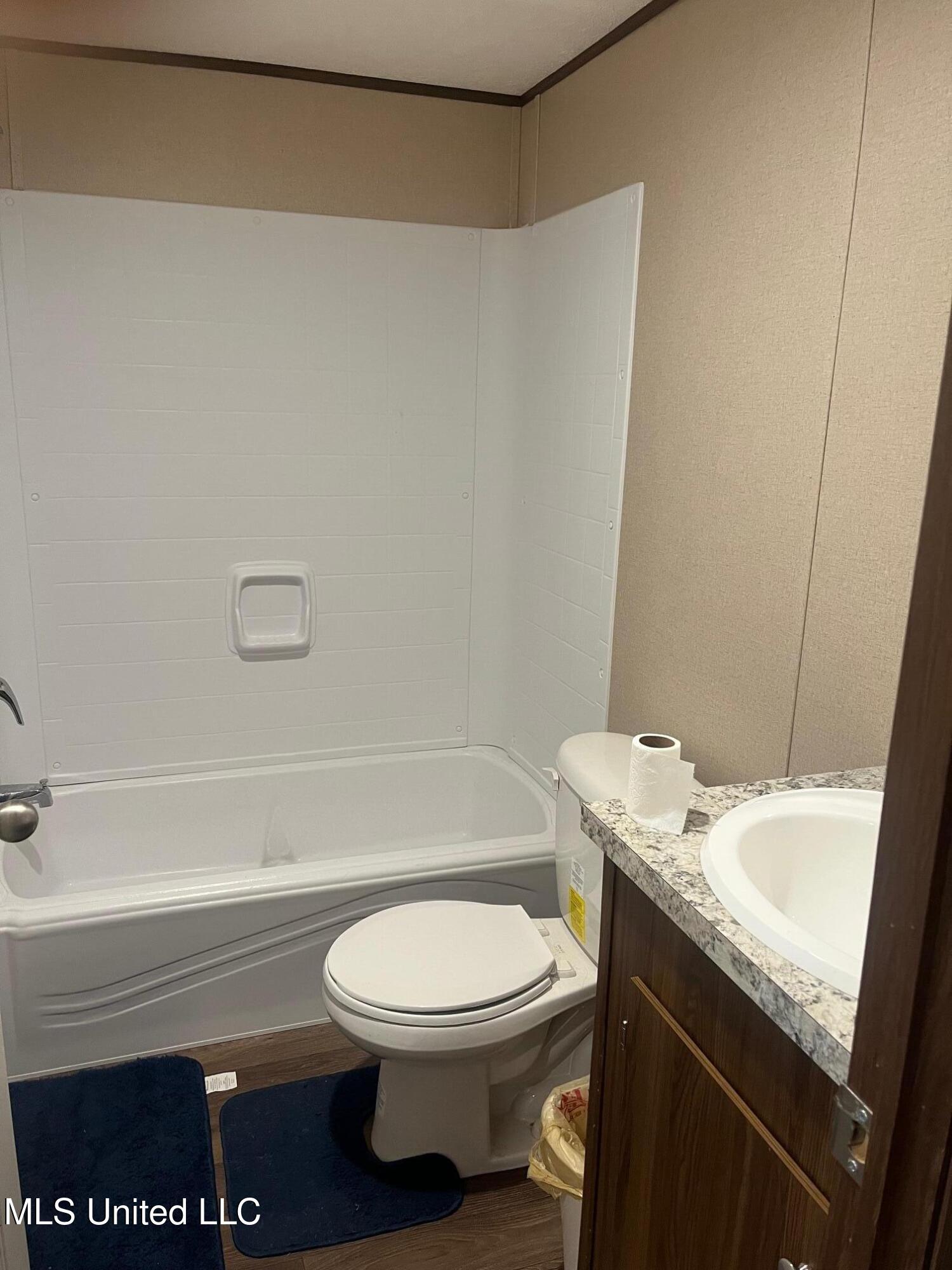 1725 McClyde Road Como, MS 38619 - Photo 6 of 15 mcclydebathroom2