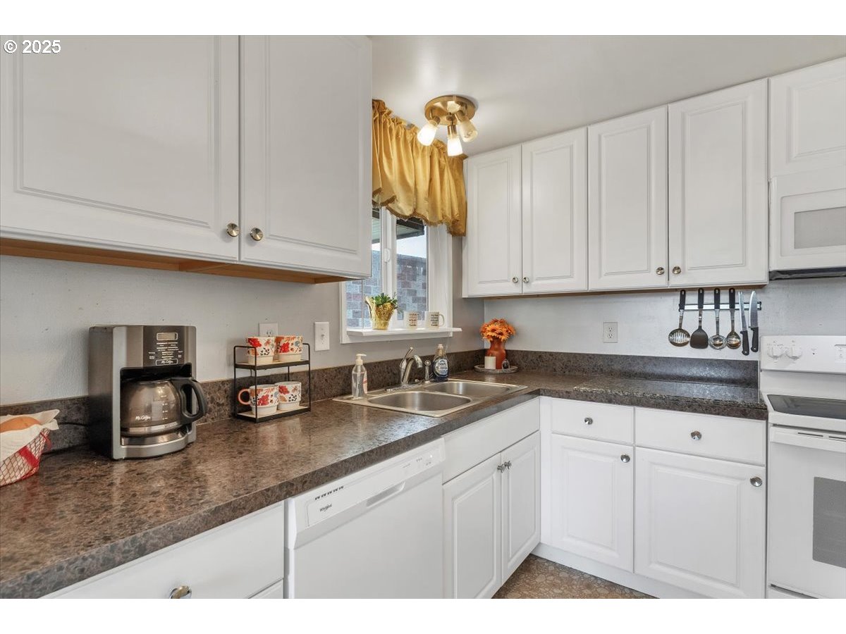 1488 Rainier Road Woodburn, OR 97071 - Photo 14 of 34 Gallery Image 14