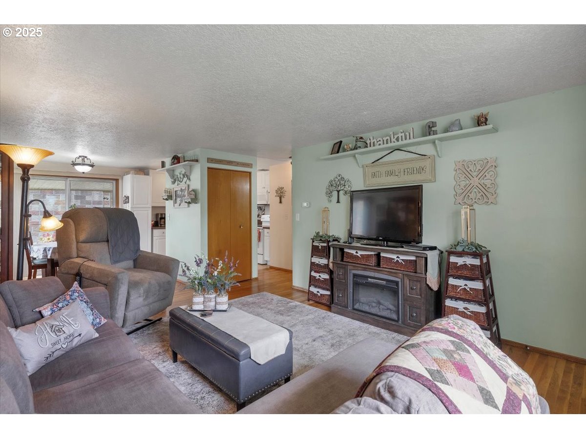 1488 Rainier Road Woodburn, OR 97071 - Photo 8 of 34 Gallery Image 8