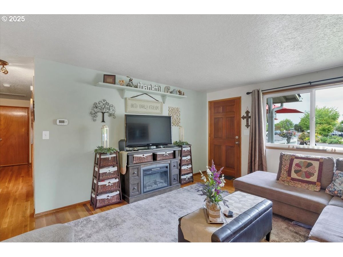 1488 Rainier Road Woodburn, OR 97071 - Photo 10 of 34 Gallery Image 10
