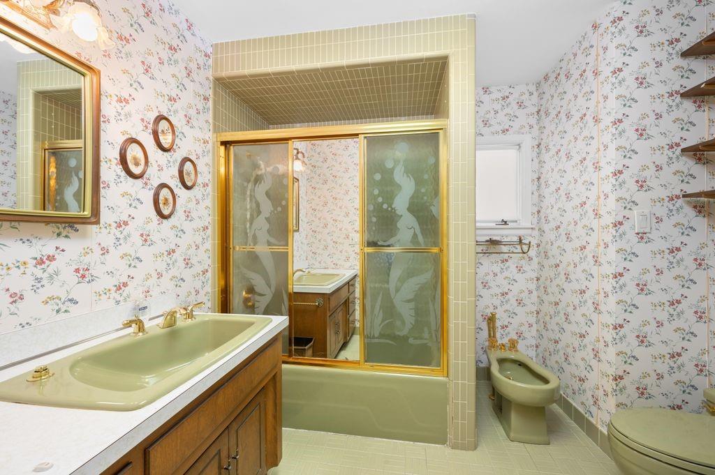 475 Argyle Road Brooklyn, NY 11218 - Photo 20 of 35 a bathroom with a sink toilet and shower