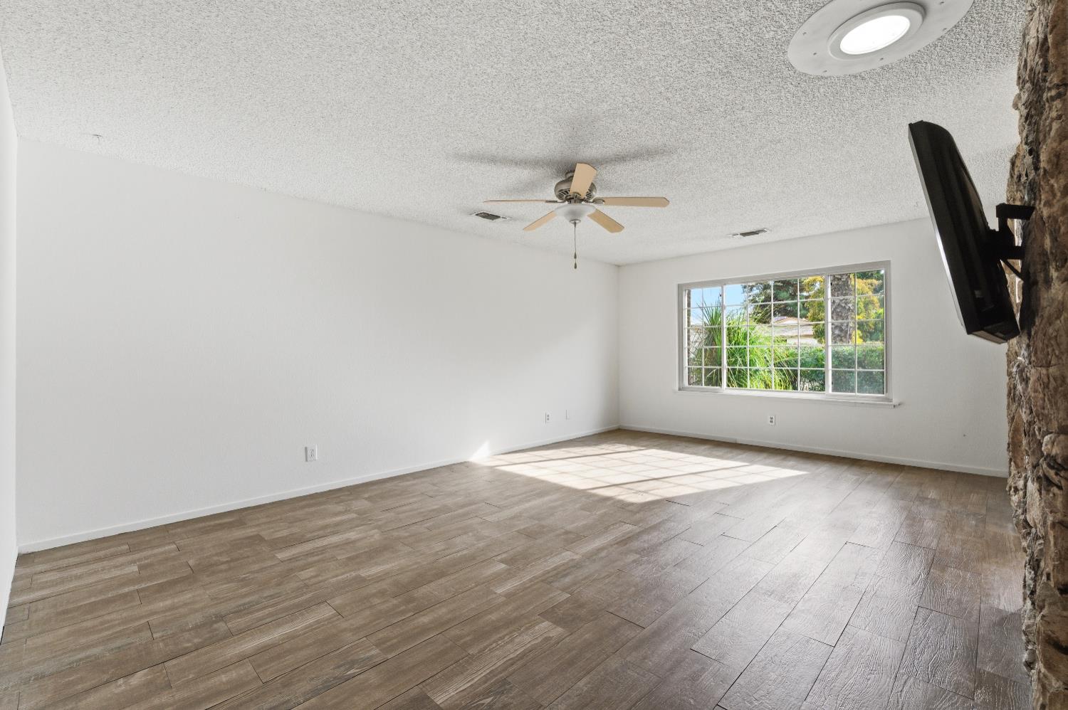 2432 Hicks Street Selma, CA 93662 - Photo 4 of 37