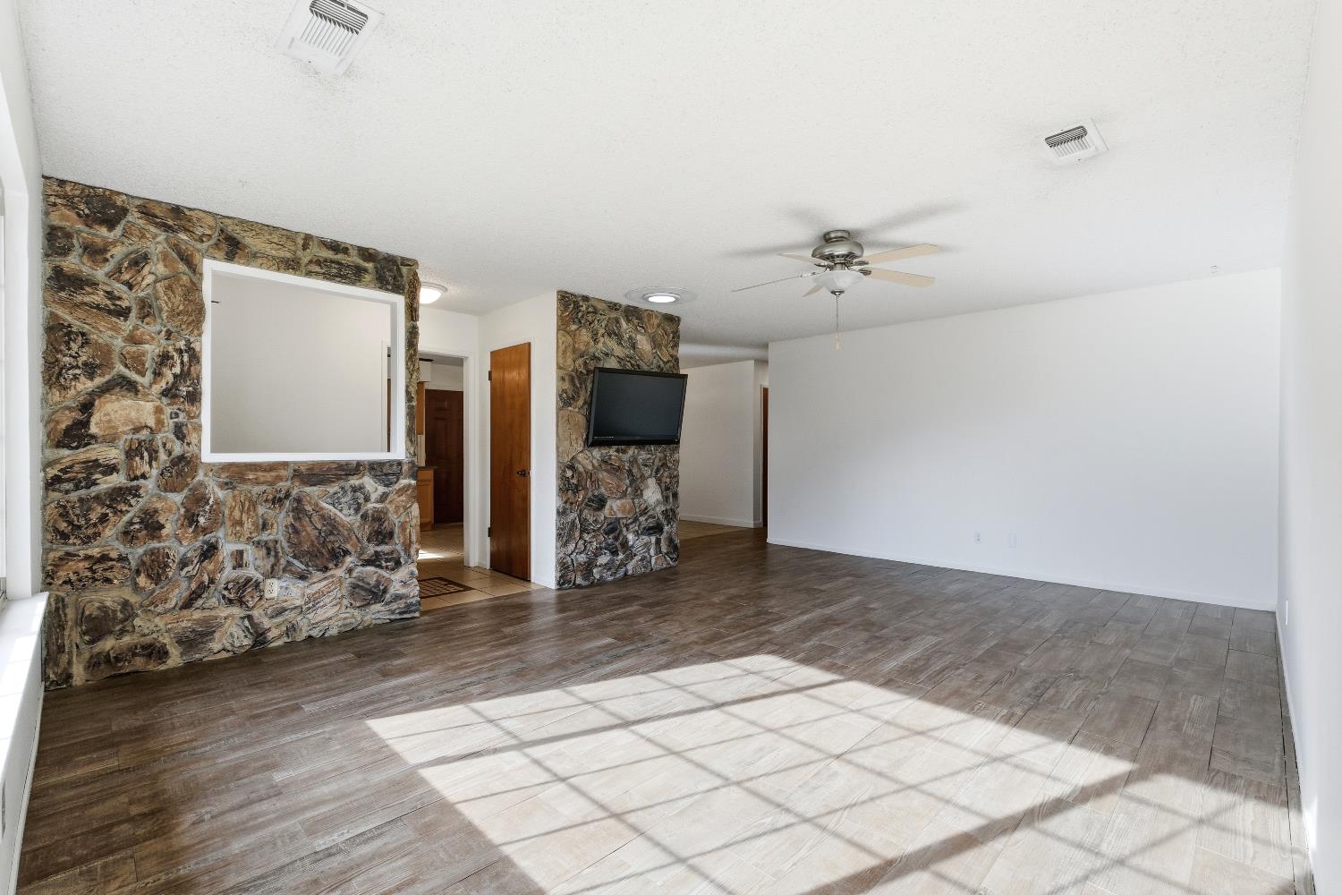 2432 Hicks Street Selma, CA 93662 - Photo 5 of 37