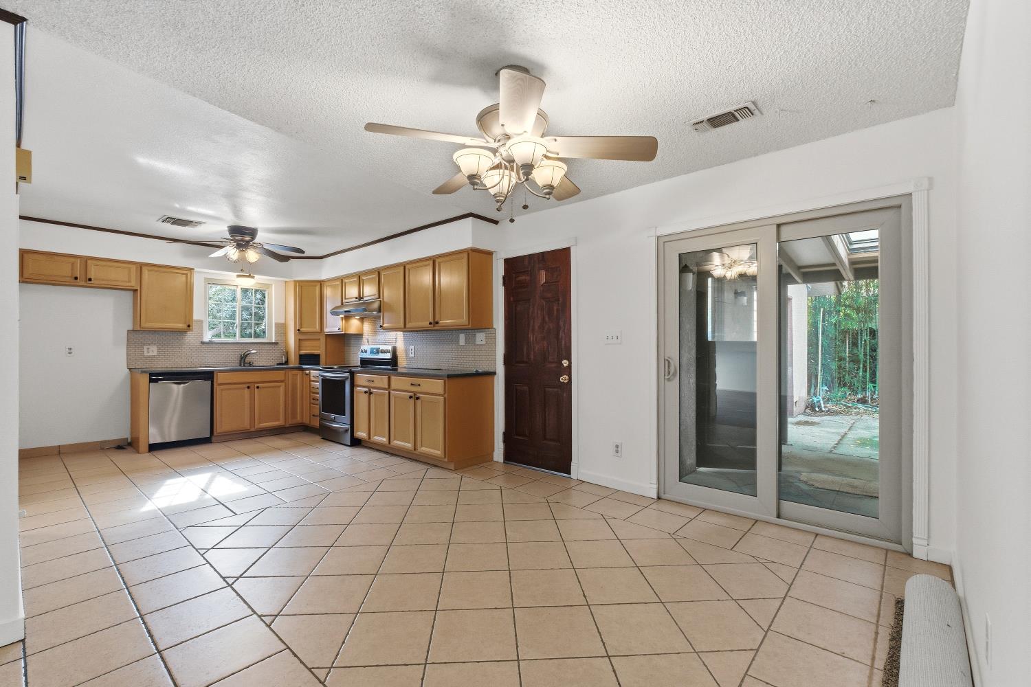 2432 Hicks Street Selma, CA 93662 - Photo 7 of 37