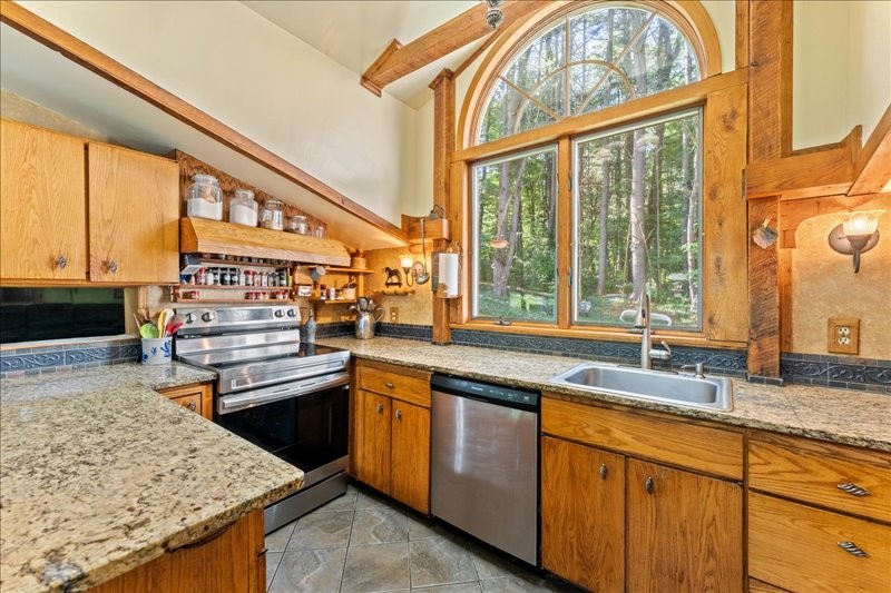 41 Tiona Road Maine, NY 13802 - Photo 4 of 50