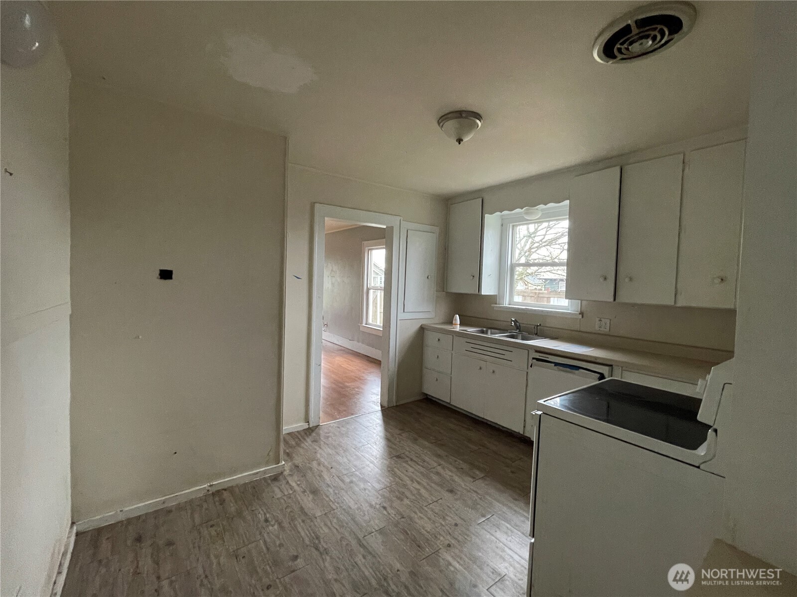 154 Southwest 11th Street Chehalis, WA 98532 - Photo 13 of 29 a kitchen with a refrigerator and window