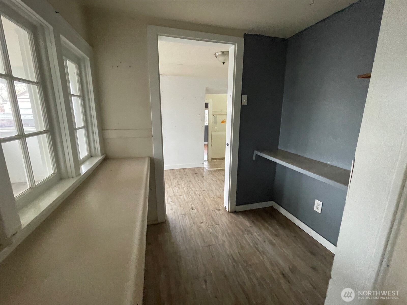 154 Southwest 11th Street Chehalis, WA 98532 - Photo 14 of 29 wooden floor in an empty room with a window