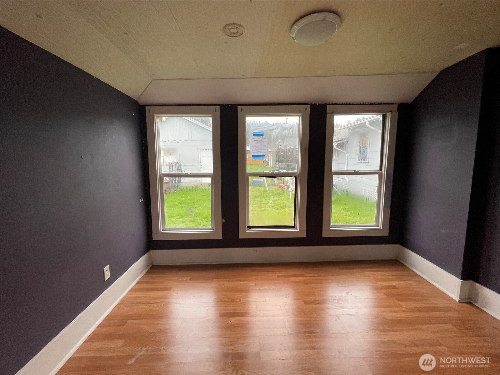 154 Southwest 11th Street Chehalis, WA 98532 - Photo 15 of 29 an empty room with wooden floor and windows