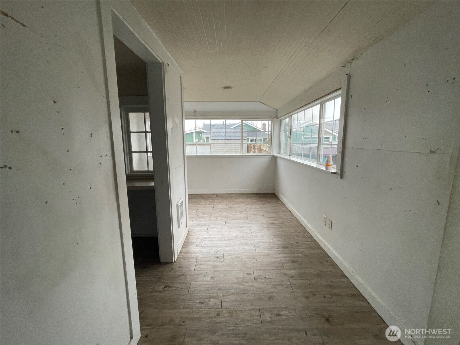 154 Southwest 11th Street Chehalis, WA 98532 - Photo 17 of 29 wooden floor in an empty room with a window