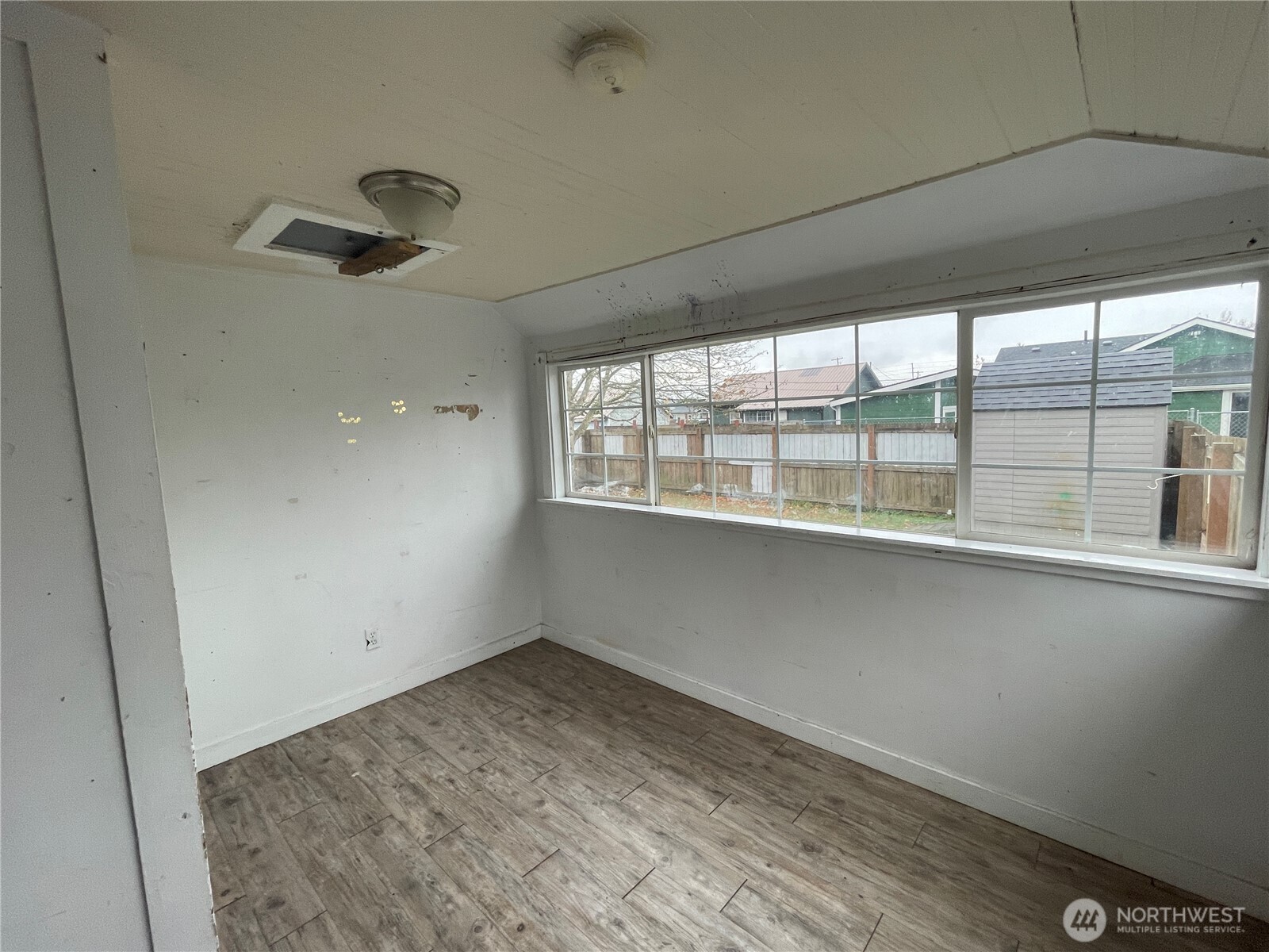 154 Southwest 11th Street Chehalis, WA 98532 - Photo 18 of 29 an empty room with a window