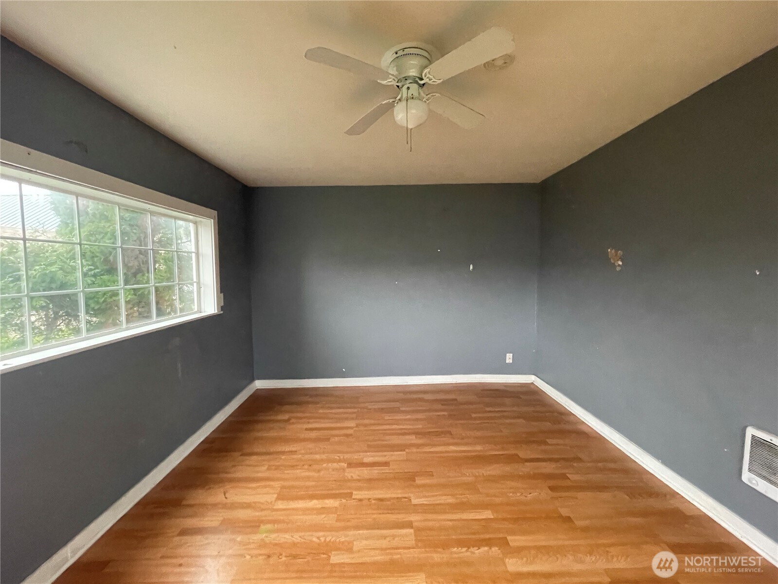 154 Southwest 11th Street Chehalis, WA 98532 - Photo 19 of 29 an empty room with a window