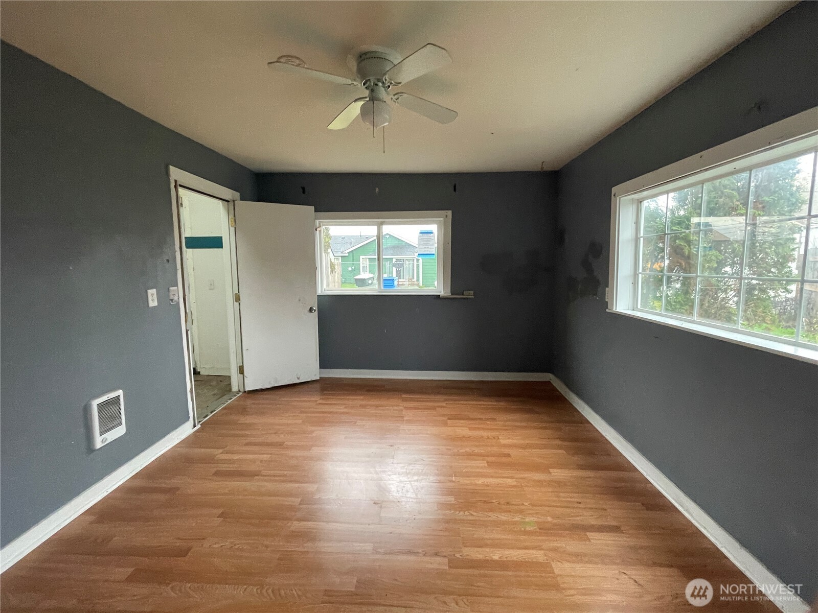 154 Southwest 11th Street Chehalis, WA 98532 - Photo 20 of 29 en empty room with windows and ceiling fan