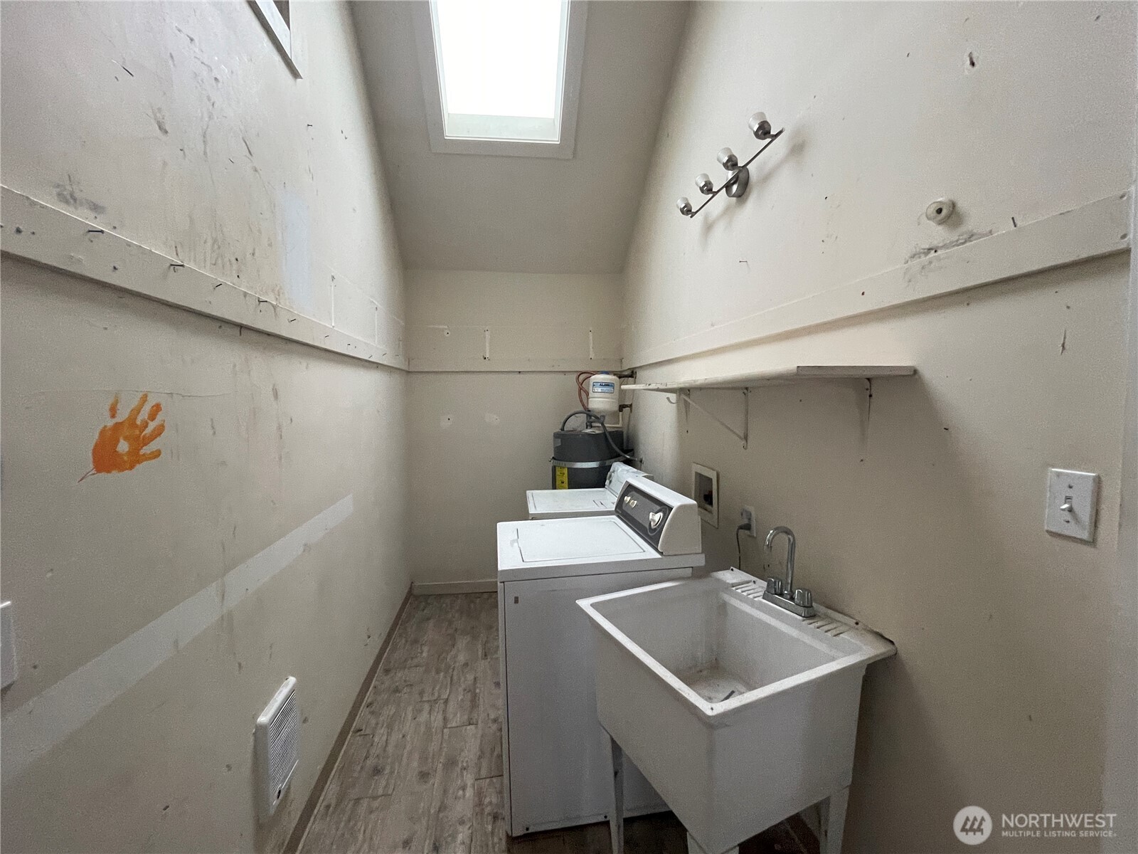 154 Southwest 11th Street Chehalis, WA 98532 - Photo 26 of 29 a bathroom with a sink and washing machine