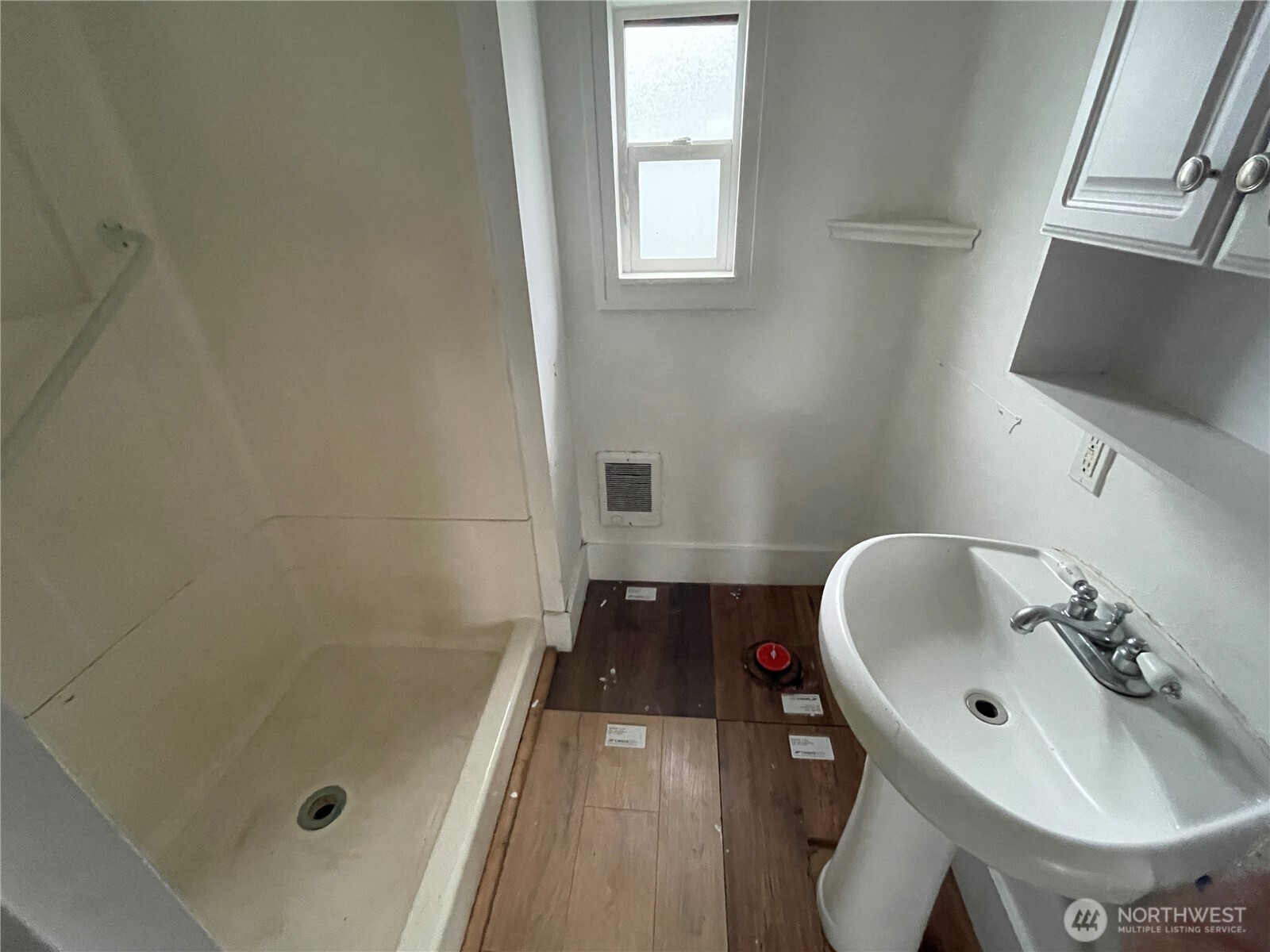 154 Southwest 11th Street Chehalis, WA 98532 - Photo 9 of 29 a bathroom with a sink and a mirror