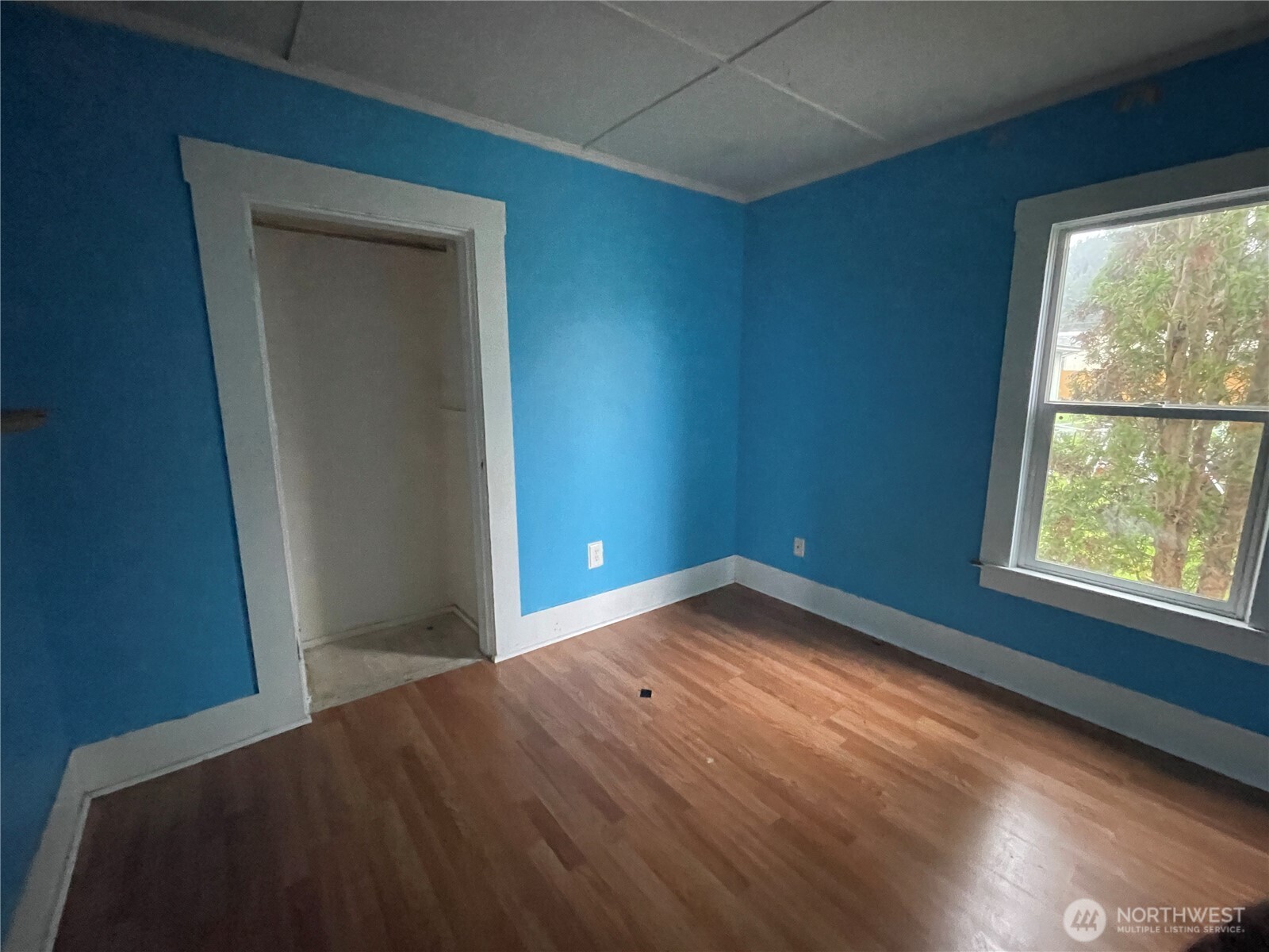 154 Southwest 11th Street Chehalis, WA 98532 - Photo 10 of 29 a view of a hallway with a window