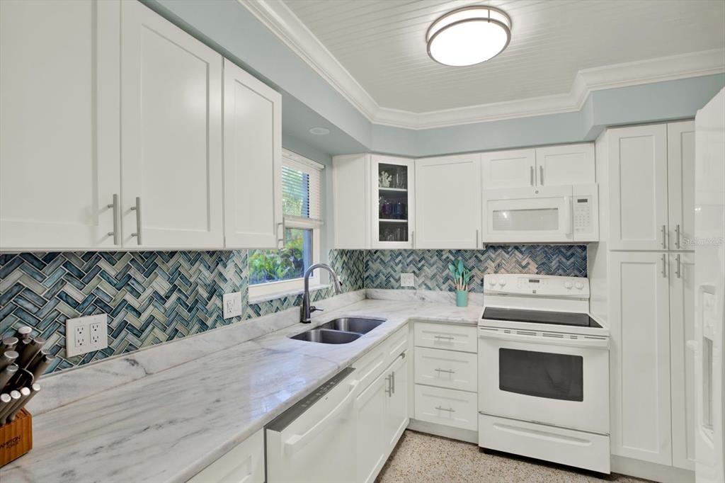 5572 100th Way North St. Petersburg, FL 33708 - Photo 8 of 34