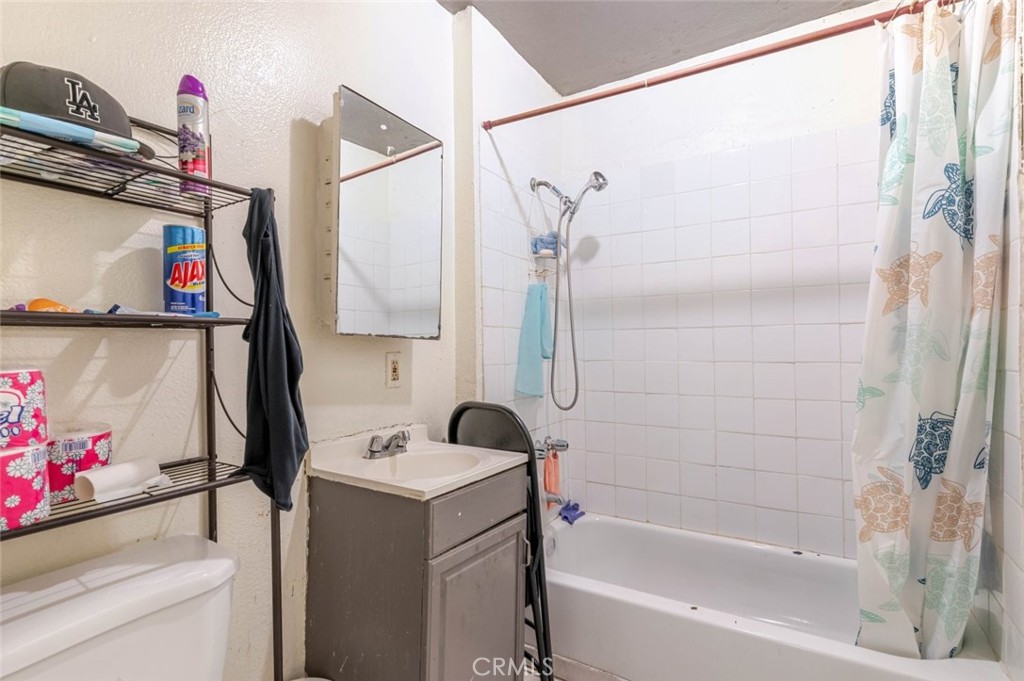 811 East 43rd Place Los Angeles, CA 90011 - Photo 23 of 31