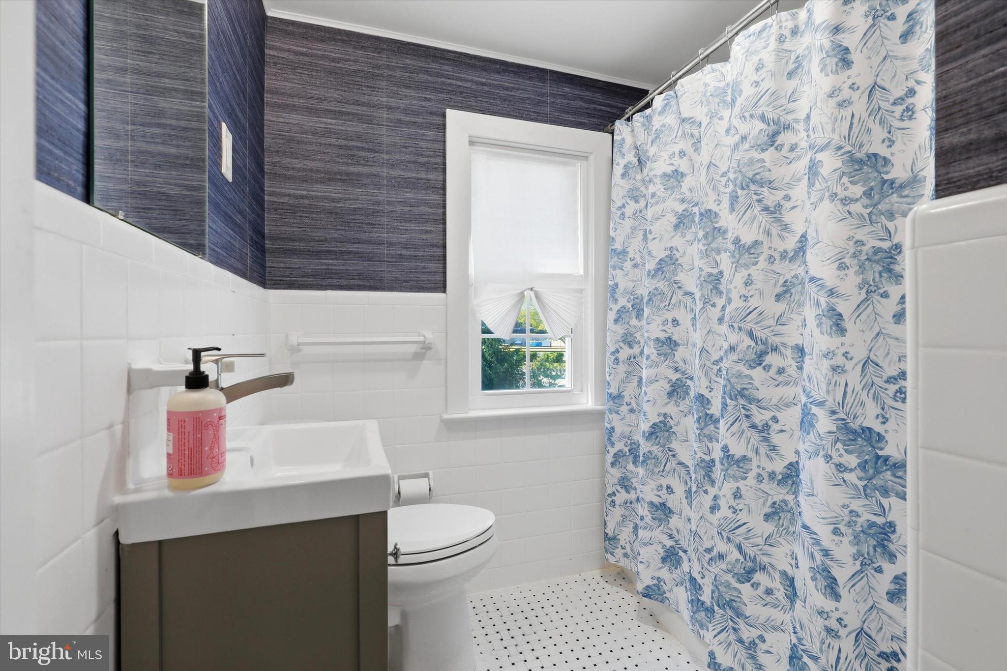 239 South Gulph Road King of Prussia, PA 19406 - Photo 17 of 33 Second floor full bathroom