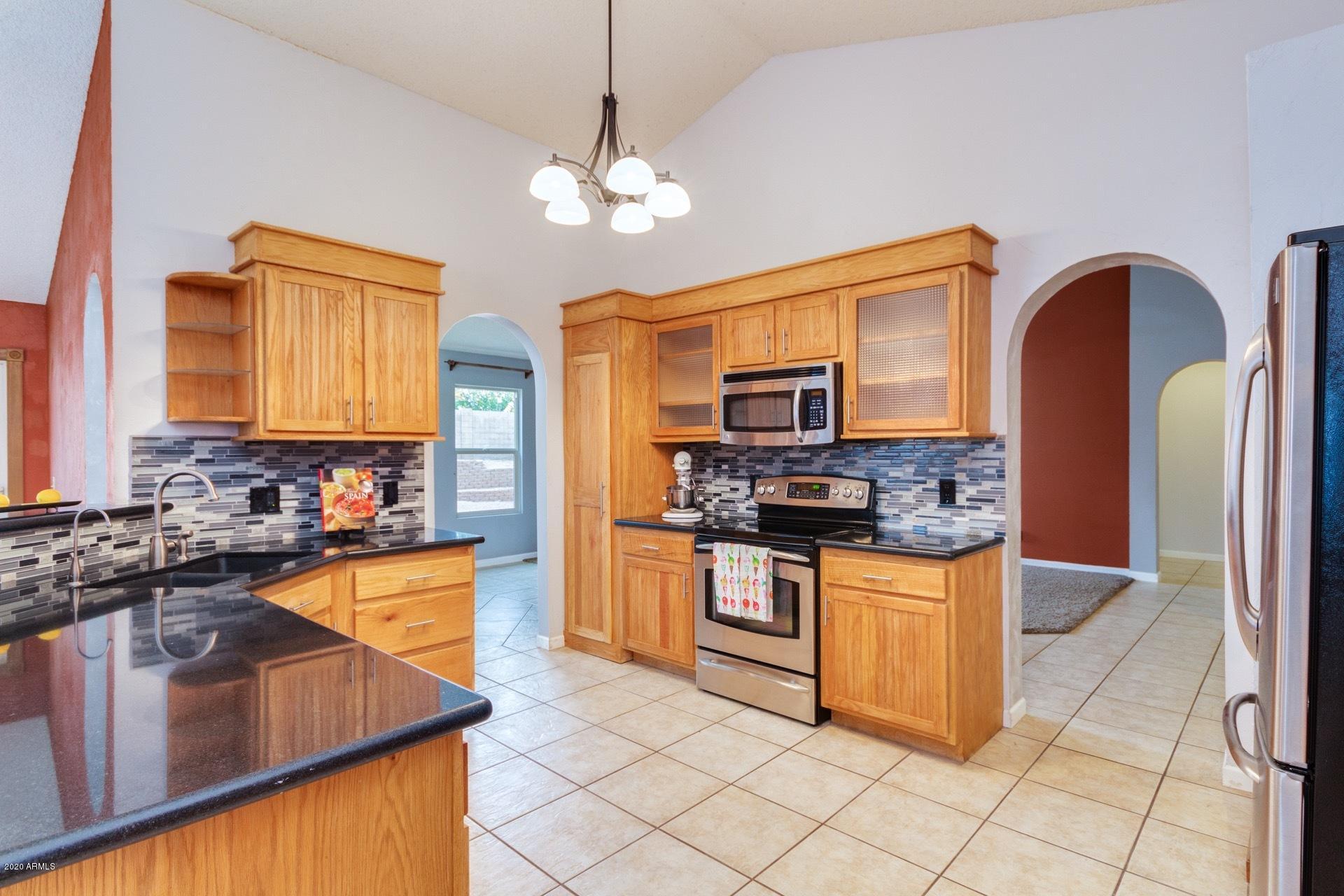 4468 East Pearce Road Phoenix, AZ 85044 - Photo 4 of 32 Kitchen