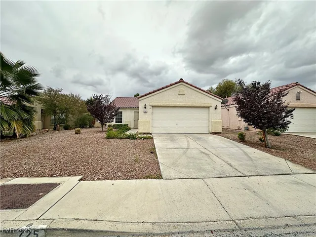 $2,015 | 725 Hitchen Post Drive, Henderson, NV 89011