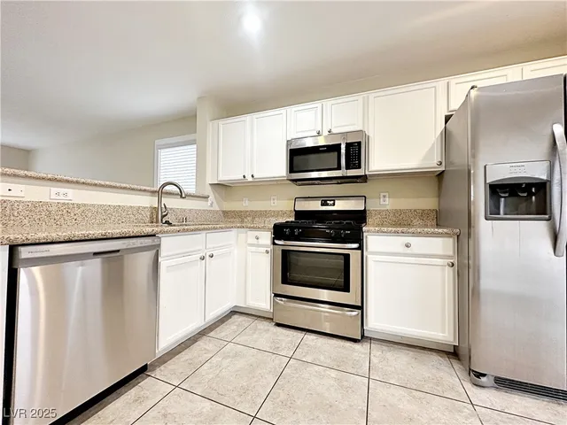 $2,015 | 725 Hitchen Post Drive, Henderson, NV 89011