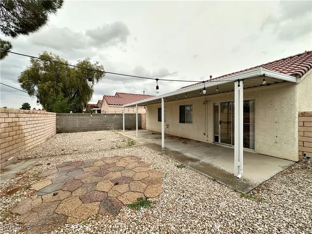 $2,015 | 725 Hitchen Post Drive, Henderson, NV 89011