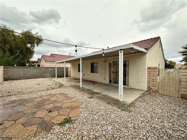 $2,015 | 725 Hitchen Post Drive, Henderson, NV 89011