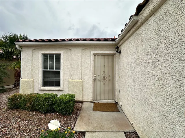 $2,015 | 725 Hitchen Post Drive, Henderson, NV 89011