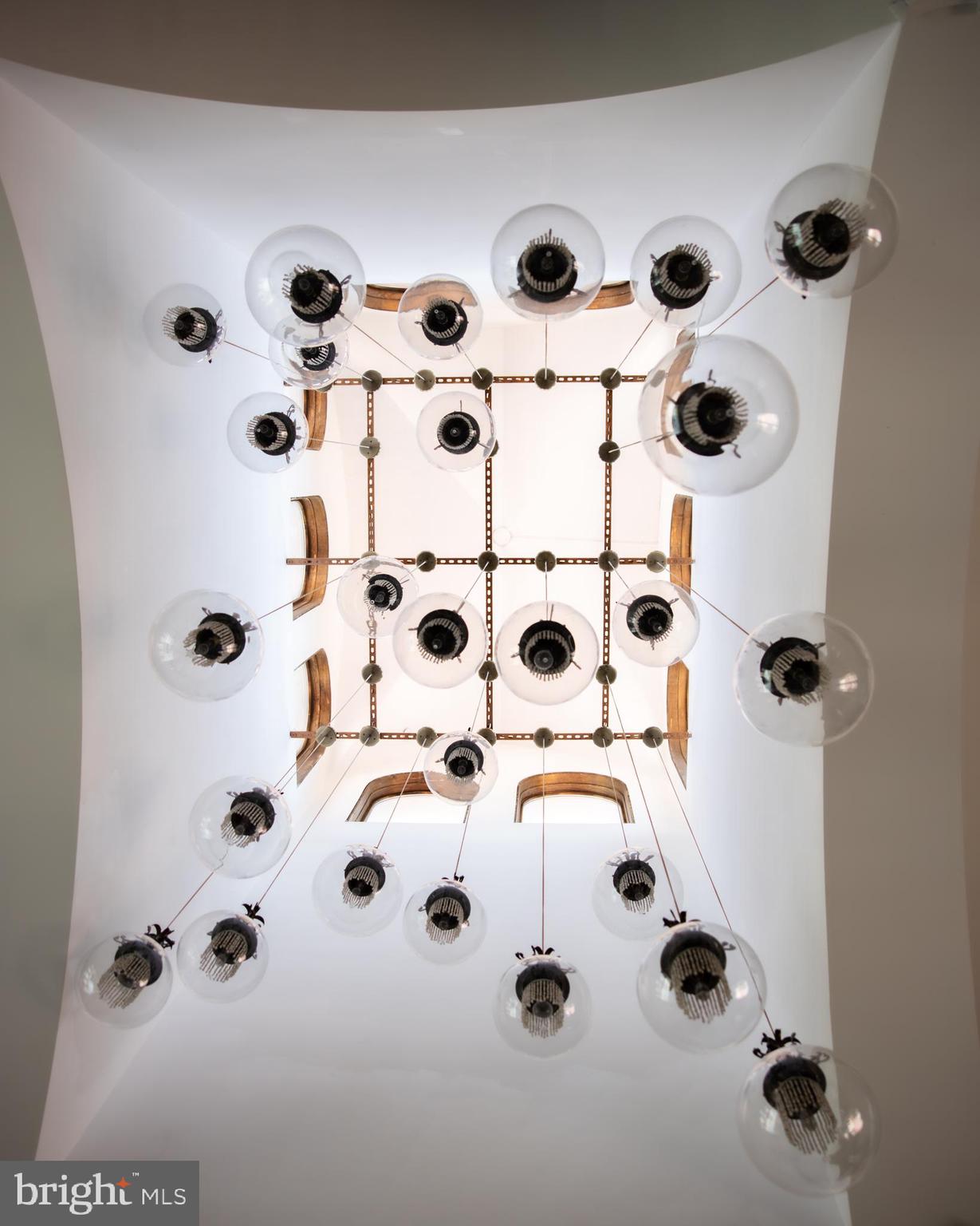 9101 River Road Potomac, MD 20854 - Photo 12 of 50 Grand light fixtures