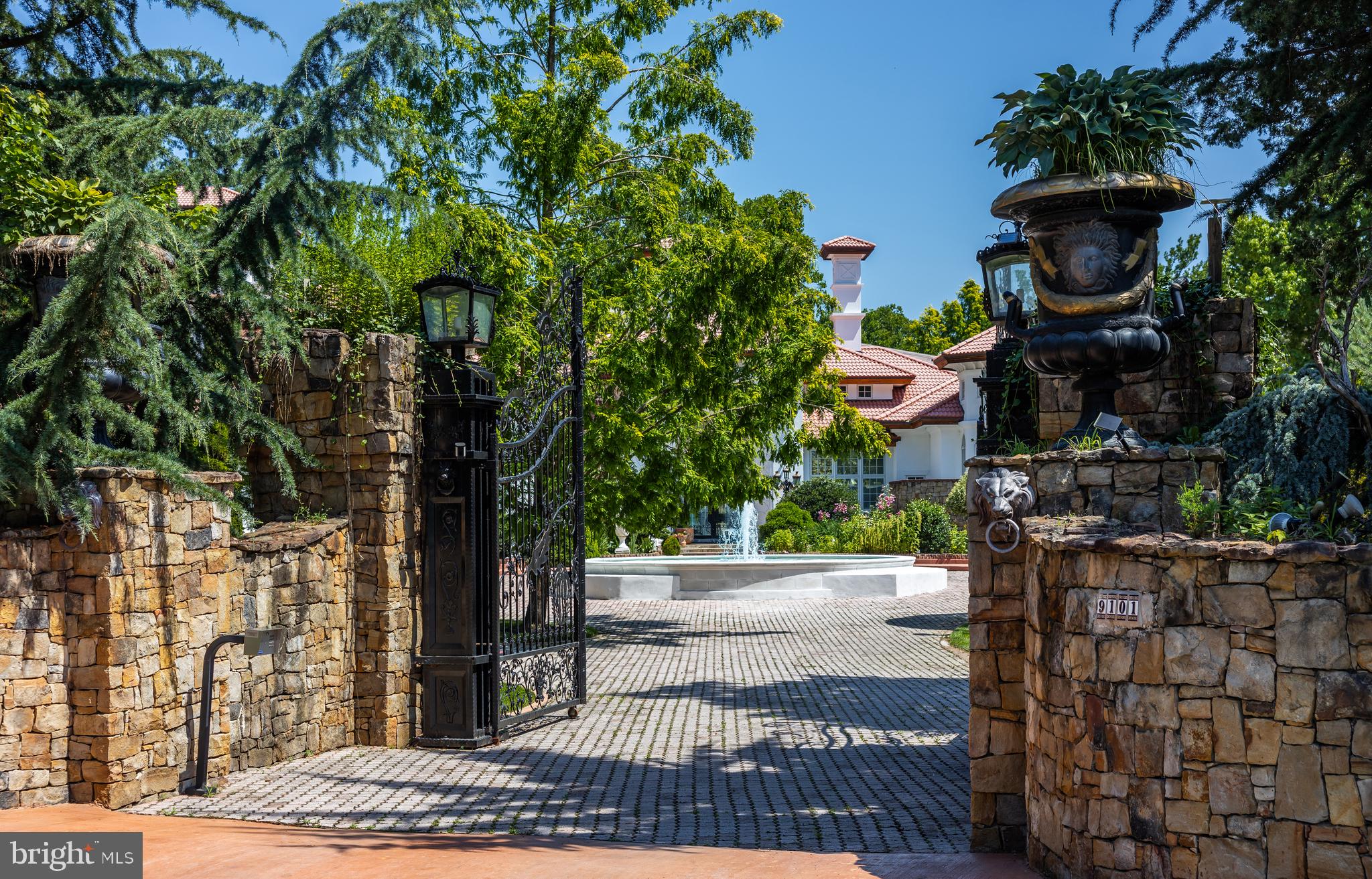 9101 River Road Potomac, MD 20854 - Photo 2 of 50 Double entry gates