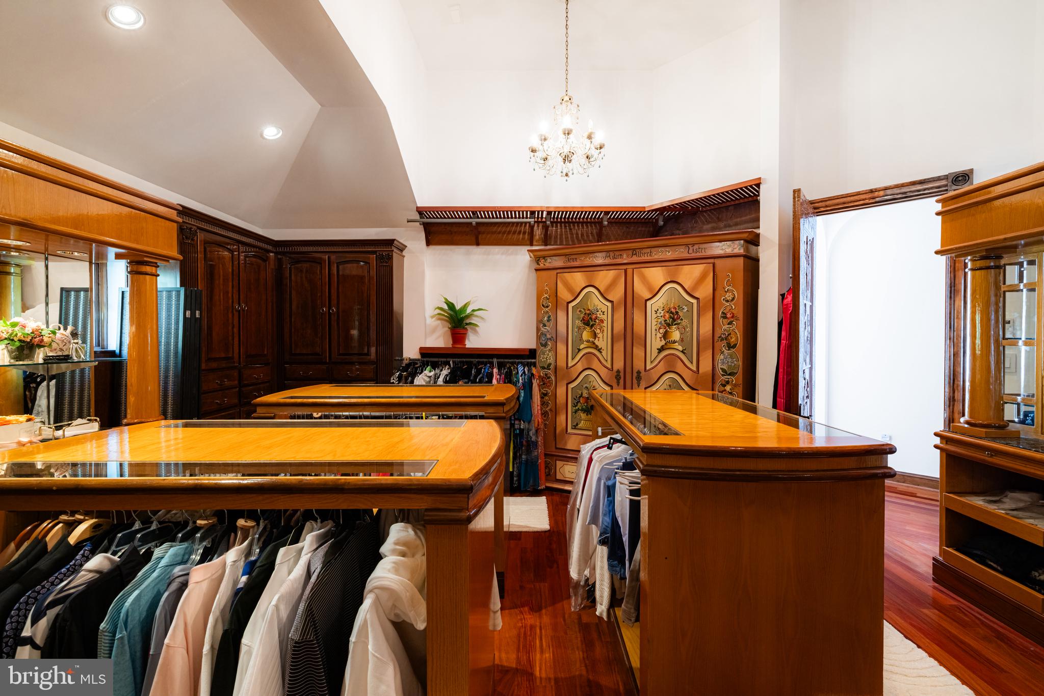 9101 River Road Potomac, MD 20854 - Photo 33 of 50 Dressing room