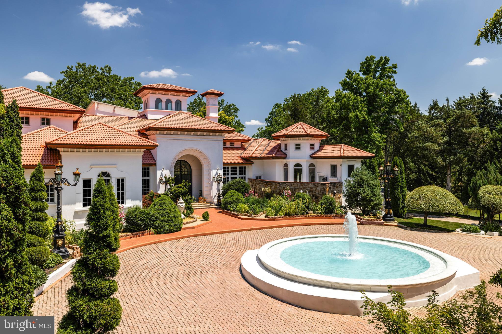 9101 River Road Potomac, MD 20854 - Photo 4 of 50 Mediterranean-style paved motor court