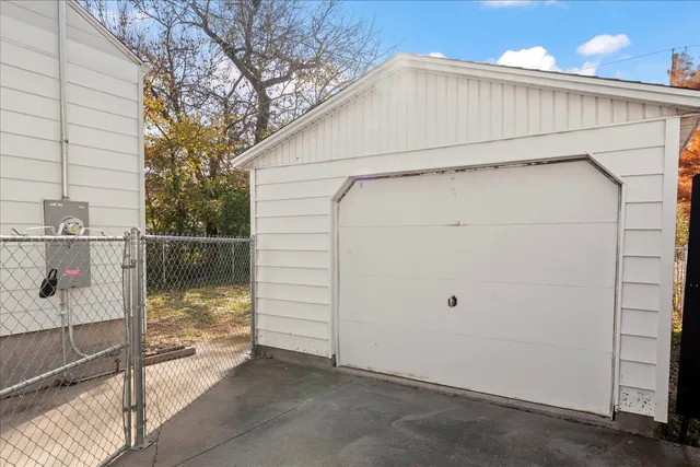 a view of back yard of the house