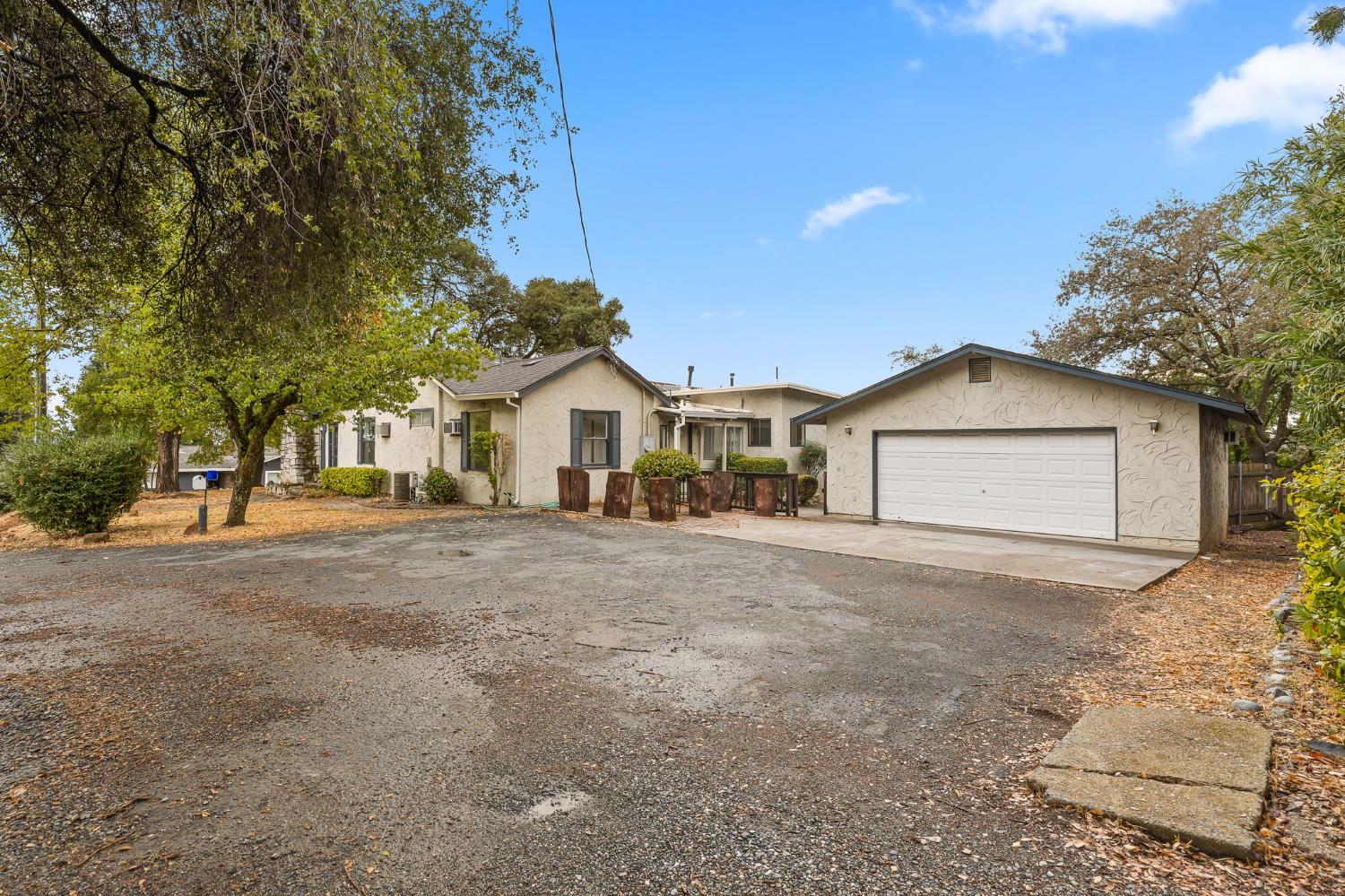 225 Flood Road Auburn, CA 95603 - Photo 4 of 30 a view of garage and yard