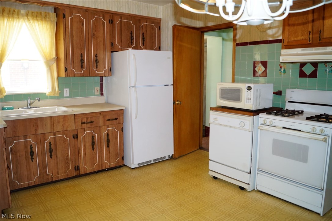 1479 Sheffield Road Cleveland, OH 44121 - Photo 17 of 35