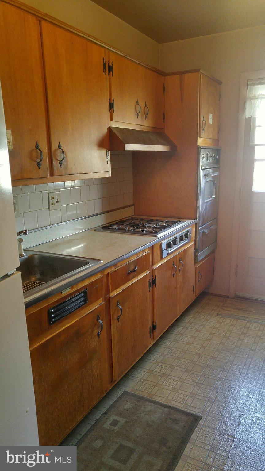 4264 Labyrinth Road Baltimore, MD 21215 - Photo 2 of 9 Kitchen
