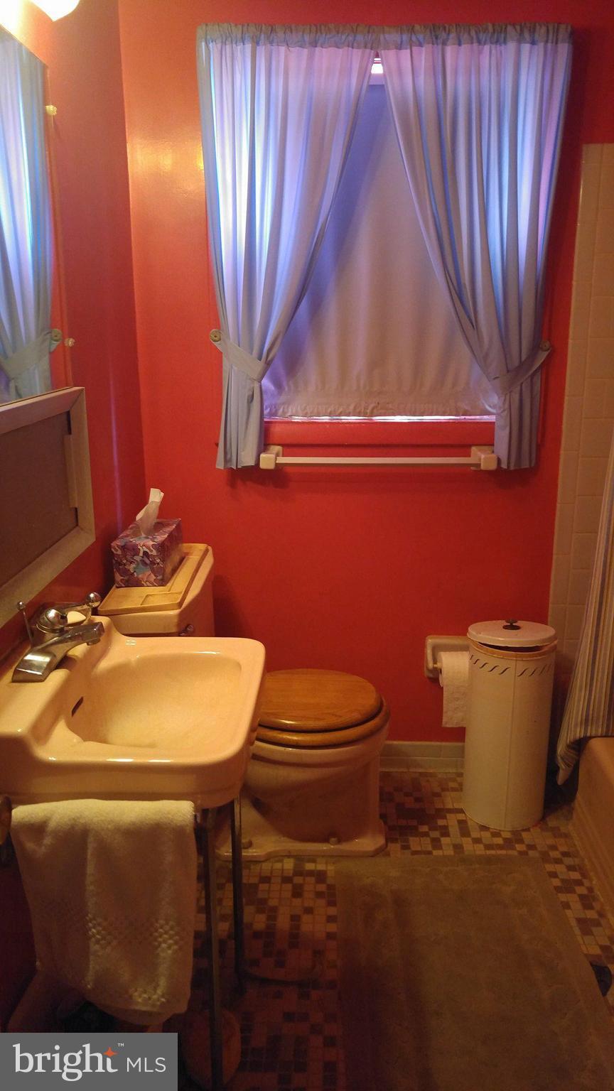 4264 Labyrinth Road Baltimore, MD 21215 - Photo 4 of 9 Bath