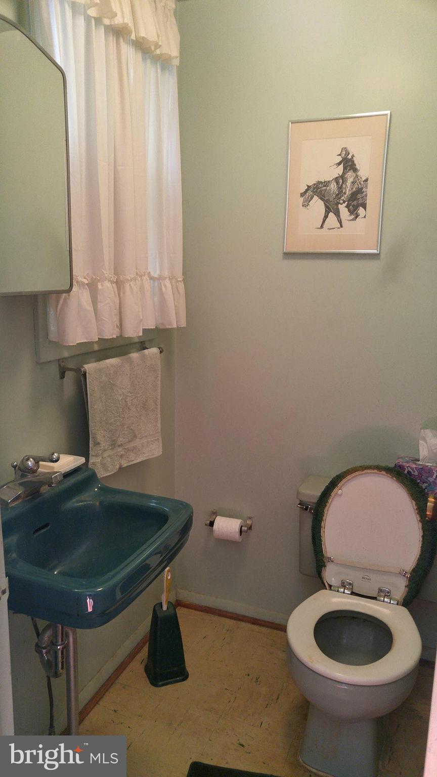 4264 Labyrinth Road Baltimore, MD 21215 - Photo 6 of 9 Bath