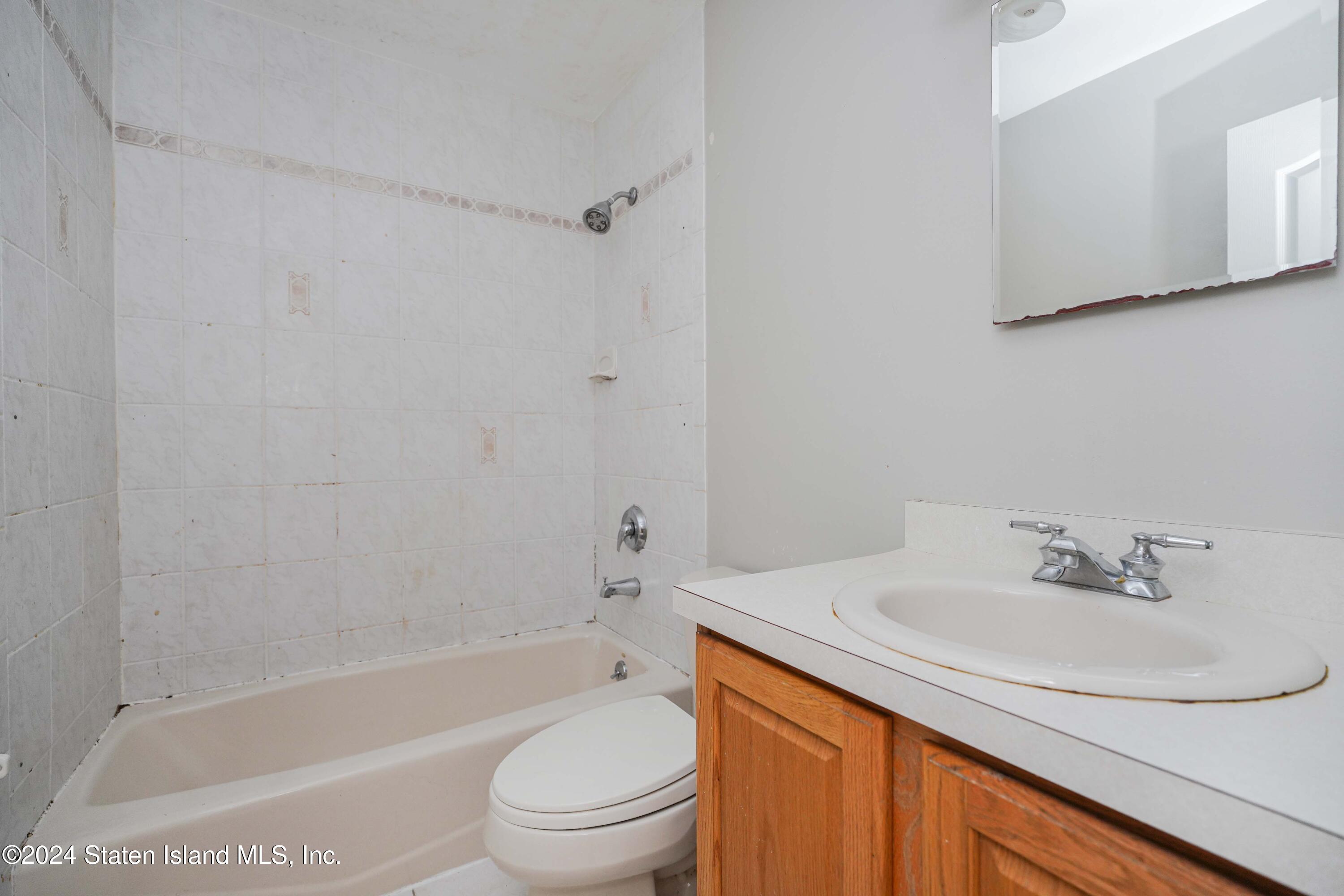 19 Rigimar Court Staten Island, NY 10309 - Photo 11 of 21 Bath 1