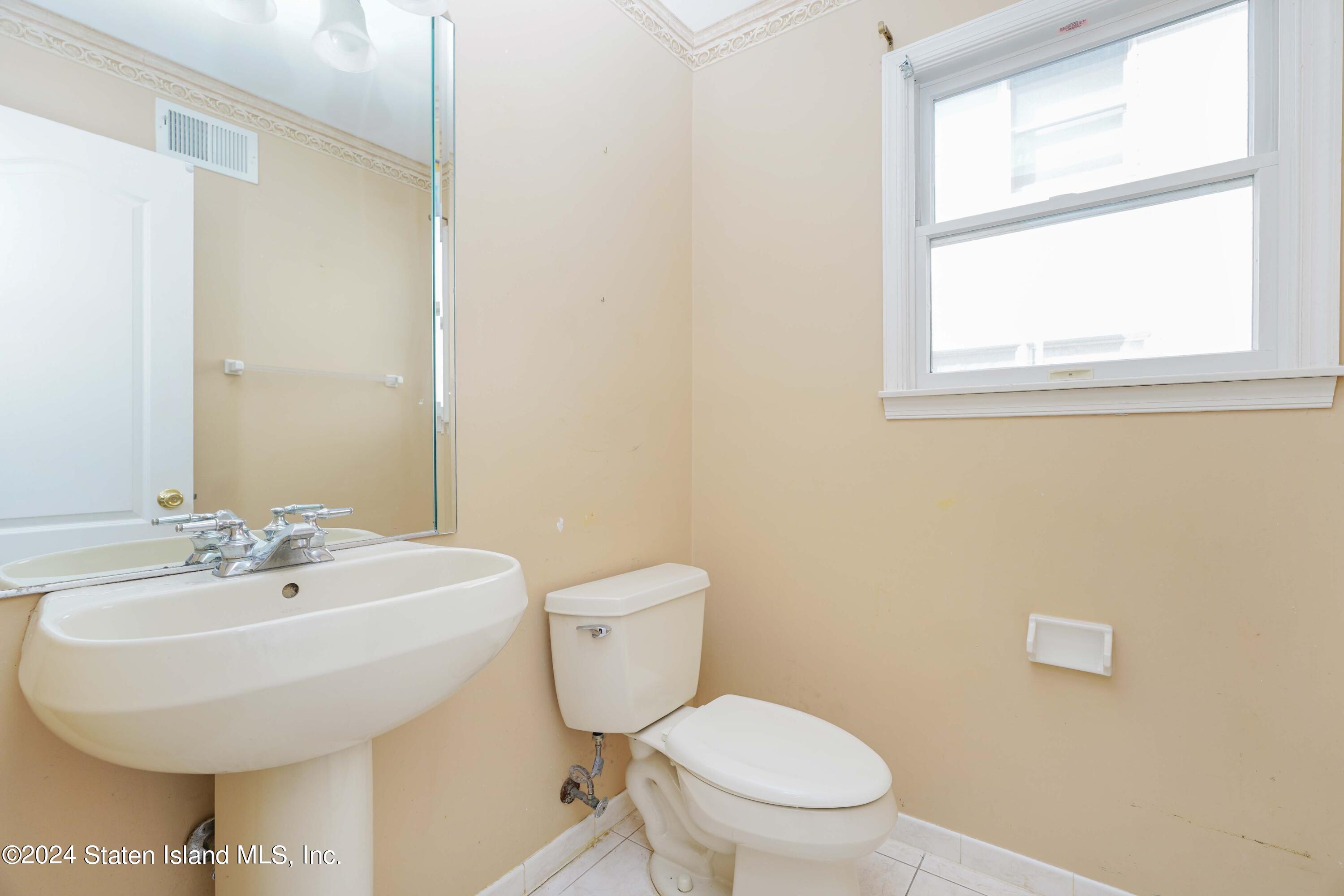 19 Rigimar Court Staten Island, NY 10309 - Photo 13 of 21 Half bath