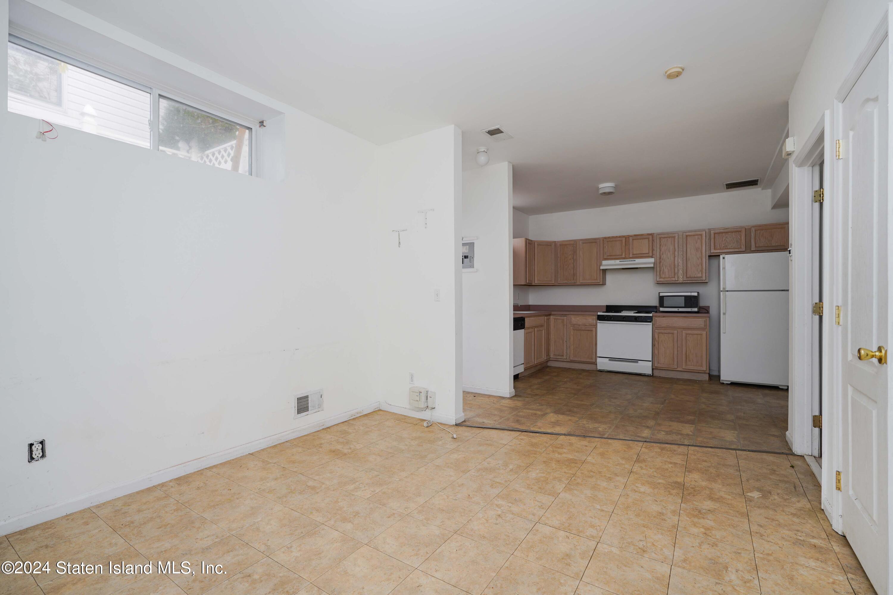19 Rigimar Court Staten Island, NY 10309 - Photo 14 of 21 Photo Oct 16 2024, 3 05 42 AM