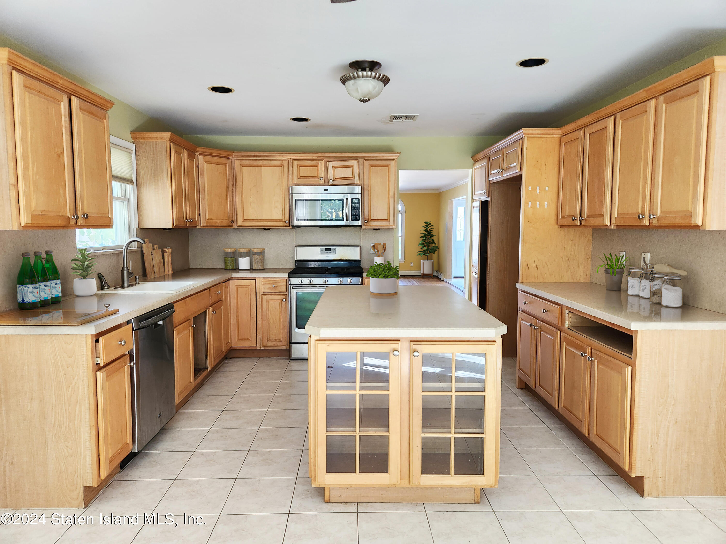 19 Rigimar Court Staten Island, NY 10309 - Photo 5 of 21 20241017_103508