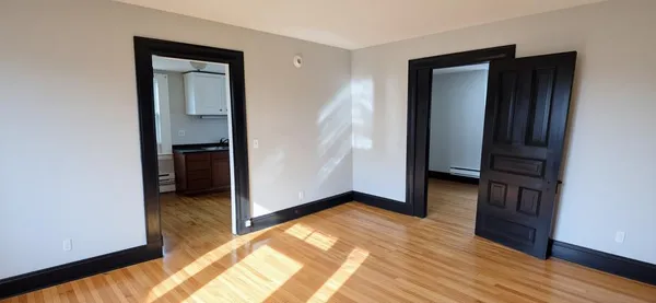 $1,300 | 283 Front Avenue, Unit UPPR, St. Paul, MN 55117