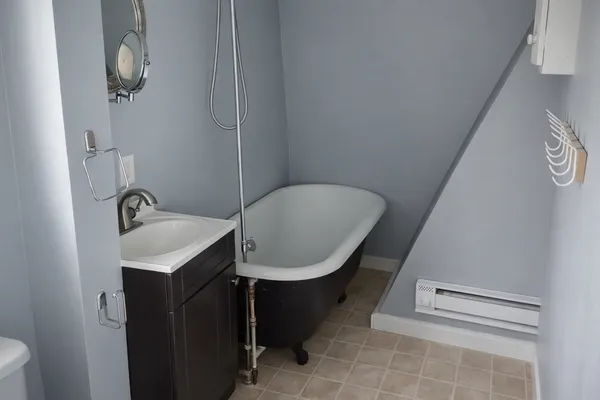 $1,300 | 283 Front Avenue, Unit UPPR, St. Paul, MN 55117
