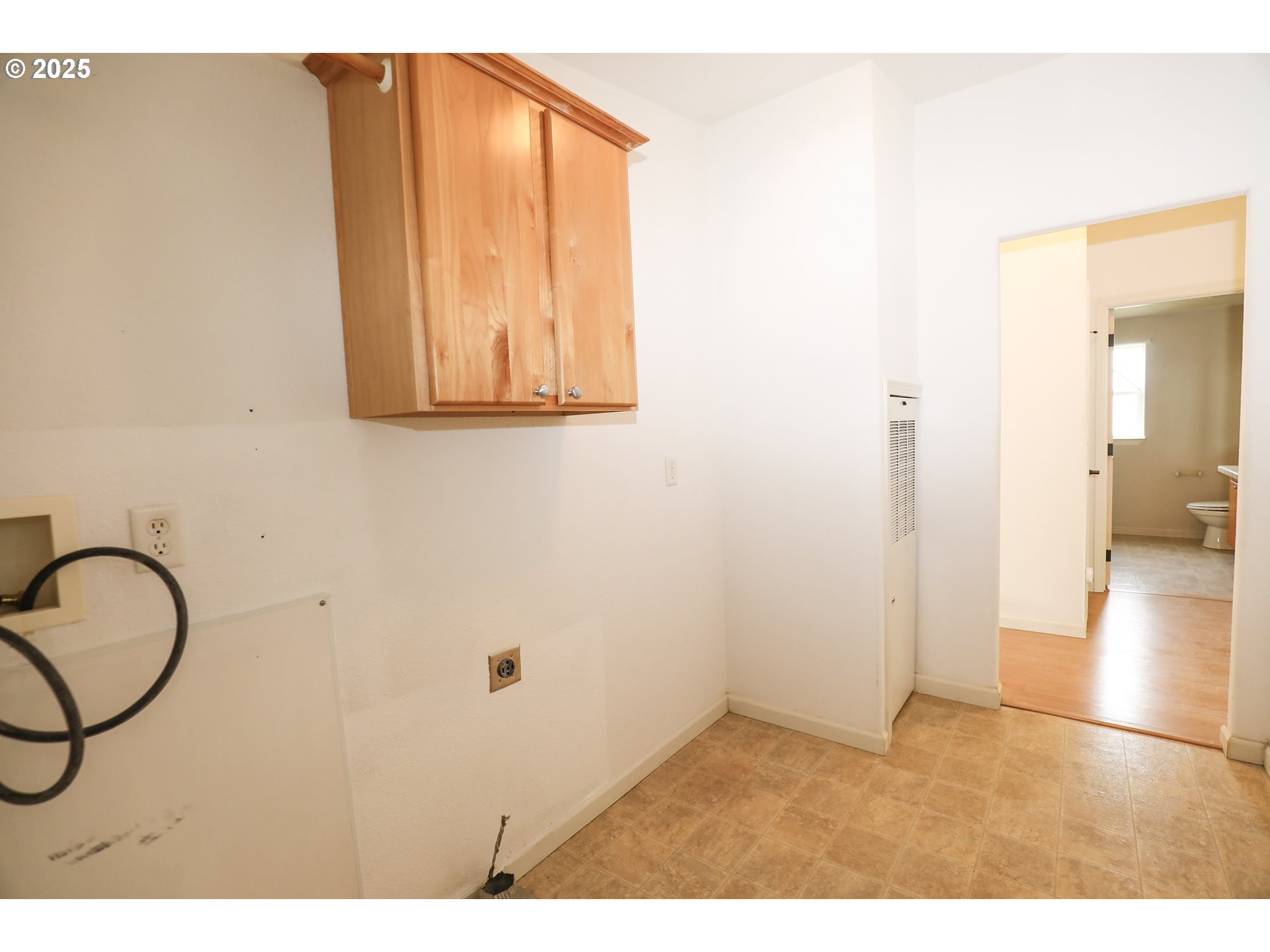 173 North Main Street Winston, OR 97496 - Photo 32 of 45 a view of an entryway with wooden floor