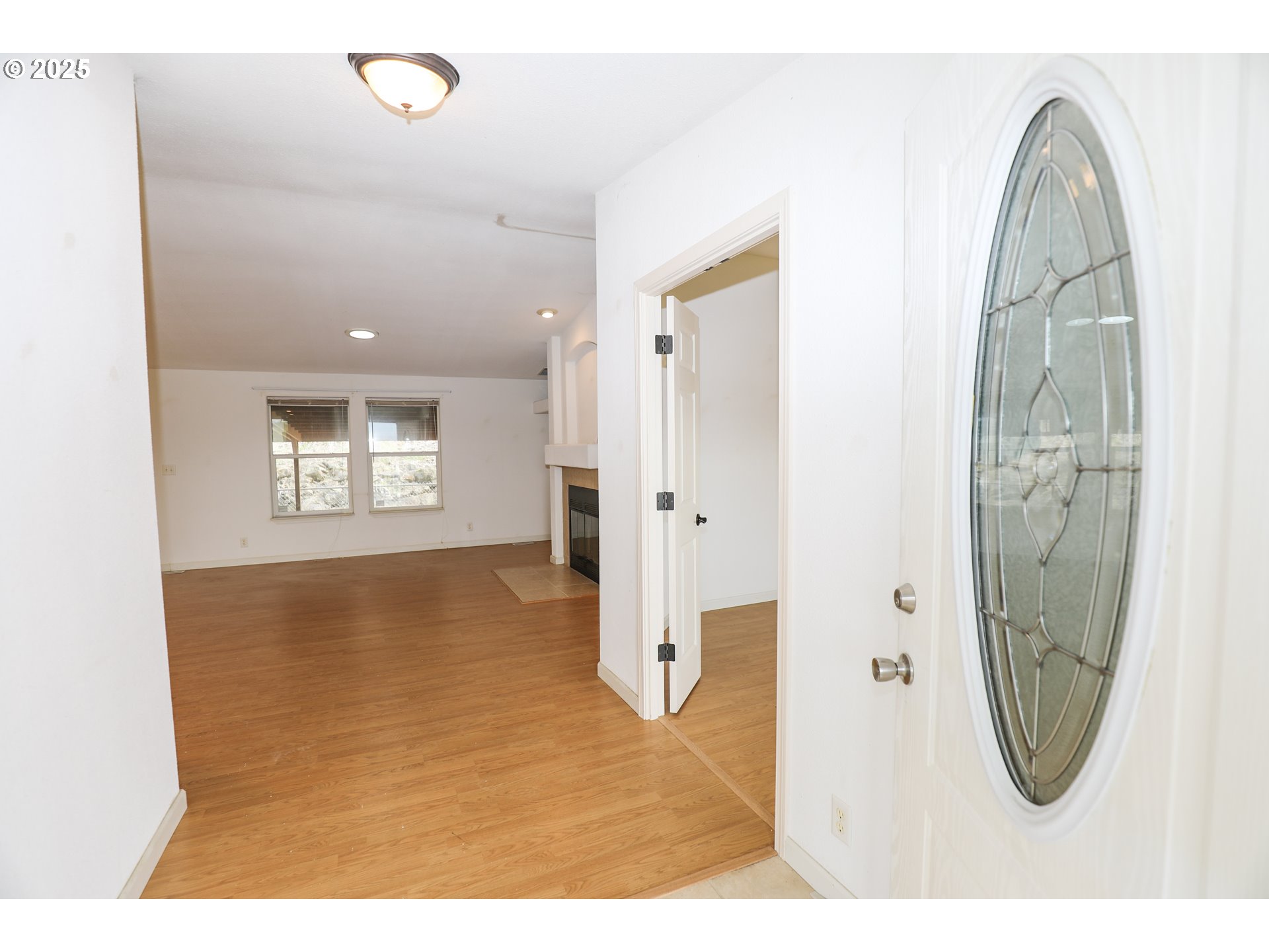 173 North Main Street Winston, OR 97496 - Photo 4 of 45 a view of a livingroom with wooden floor and a window