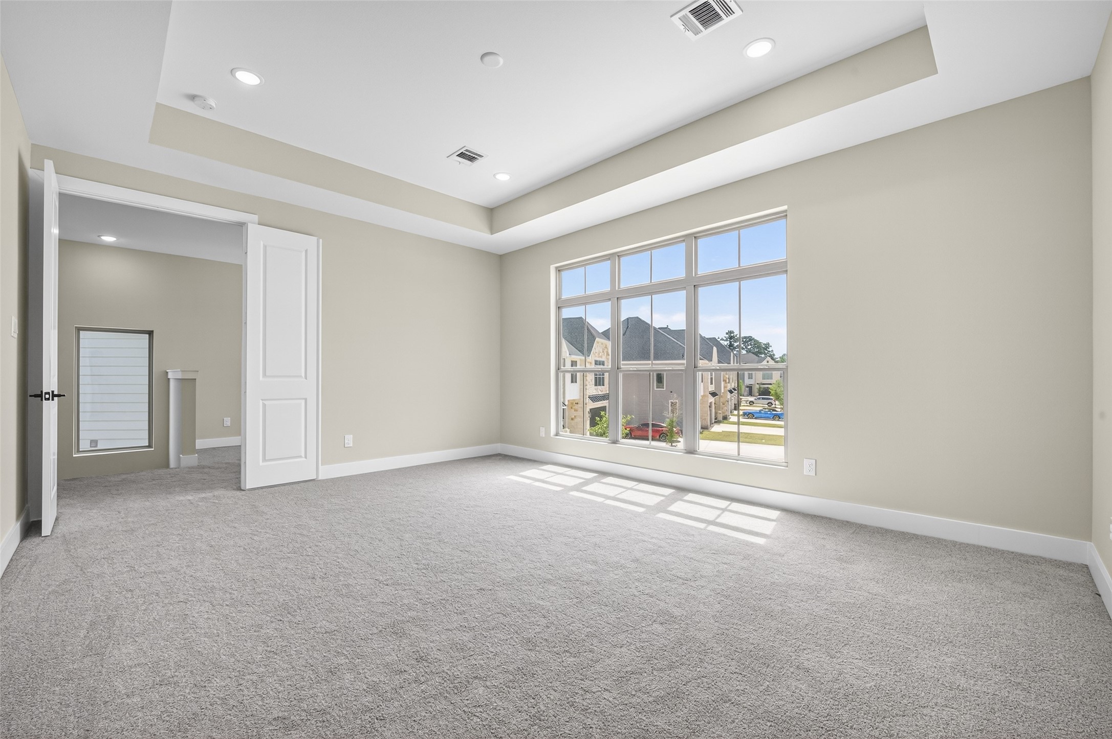 4902 Wunder Way Houston, TX 77069 - Photo 17 of 41 en empty room with windows